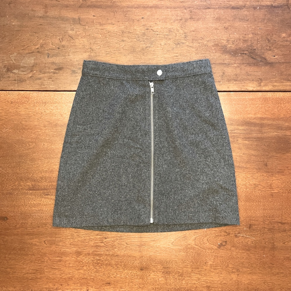 Madewell Grey Wool Mini skirt size 00 with silver button and zipper